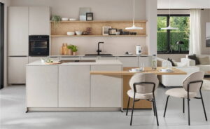 Zand kleurige parallel keuken met tafel en stoelen - kookeiland = tweede keukenblok Zand kleurige parallel keuken met tafel en stoelen - kookeiland = tweede keukenblok