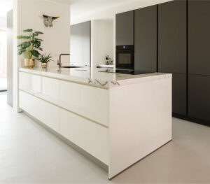 Parallel keuken in een open keuken met kookeiland hoogglans wit met antraciet kastenwand - binnenkijker keuken van trotse I-KOOK klant uit Oss Parallel keuken in een open keuken met kookeiland hoogglans wit met antraciet kastenwand - binnenkijker trotse I-KOOK klant uit Oss