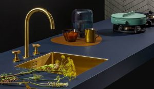 Blauw Fenix keukenblad + pitt cooking, design keuken, Lanesto spoelbak Gold + Lanesto kraan Gold Blauw Fenix keukenblad + pitt cooking, design keuken, Lanesto spoelbak Gold + Lanesto kraan Gold