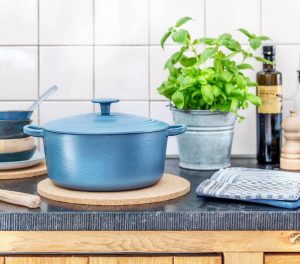 BK bourgogne braadpan 28cm denim blue, blauwe pan, natuursteen aanrechtblad, landelijke keuken BK bourgogne braadpan 28cm denim blue, blauwe pan, natuursteen aanrechtblad, landelijke keuken