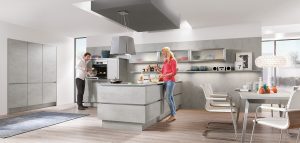 Betonlook keuken met greeploze keukenladen + deuren, Nobilia schiereiland keuken Riva 892 decor beton grijs Betonlook keuken met greeploze keukenladen + deuren, Nobilia schiereiland keuken Riva 892 decor beton grijs