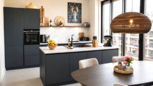 Donkerblauwe keuken met kookeiland van I-KOOK in tv programma De Grote Tuinverbouwing Donkerblauwe keuken met kookeiland van I-KOOK in tv programma De Grote Tuinverbouwing