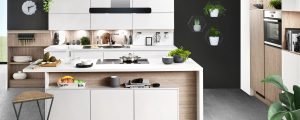 Decor hout + witte greeploze keuken met kookeiland met greeplijst / keellijst - Häcker keuken Faro GL Bali GL