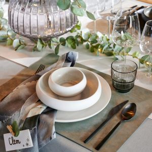 Gedekte kersttafel in grijs, crème en groen tinten, Casa kerst 2020
