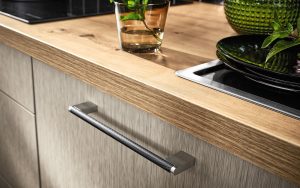 Industriële keuken met stoere RVS zwarte keukengrepen, geborsteld metallic design keuken fronten, Häcker keuken Steel Bali Industriële keuken met stoere RVS zwarte keukengrepen, geborsteld metallic design keuken fronten, Häcker keuken Steel Bali