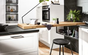 Witte landelijke moderne keuken met gezellige houten bar
