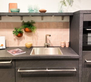 Foto: Grijze betonlook keuken met lange RVS staafgrepen – I-KOOK keuken Grijze betonlook keuken met lange RVS staafgrepen, I-KOOK keuken