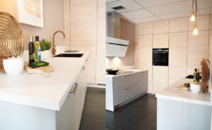 Foto: Moderne lichtgrijze keuken met RVS keukengrepen – I-KOOK keuken Moderne lichtgrijze keuken met RVS keukengrepen, I-KOOK keuken