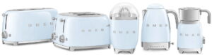 SMEG fifties retro blauwe keukenapparaten: blauwe broodrooster, tostirooster, citruspers, waterkoker en koffiezetapparaat SMEG fifties retro blauwe keukenapparaten: blauwe broodrooster, tostirooster, citruspers, waterkoker en koffiezetapparaat