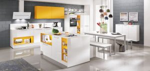 Witte hoogglans keuken, werkeiland, gele bovenkastjes – Nobilia Focus 470 ultra hoogglans alpin wit, color concept geel Witte hoogglans keuken, werkeiland, gele bovenkastjes – Nobilia Focus 470 ultra hoogglans alpin wit, color concept geel