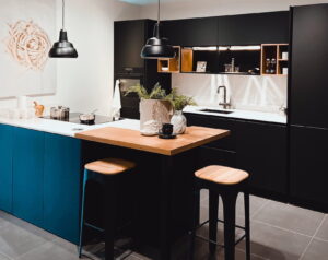 Foto: Zwarte greeploze keuken met keellijsten als handgrepen – I-KOOK keuken Zwarte greeploze keuken met keellijsten als handgrepen, I-KOOK keuken
