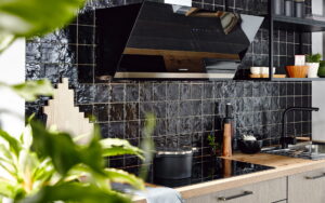 Industriële keuken met zwarte keukenkraan, tegels, keukenrek en industriële handgrepen, Häcker keuken geborsteld RVS look Steel Metallic Bali Summer Oak Industriële keuken met zwarte keukenkraan, tegels, keukenrek en industriële handgrepen, Häcker keuken geborsteld RVS look Steel Metallic Bali Summer Oak