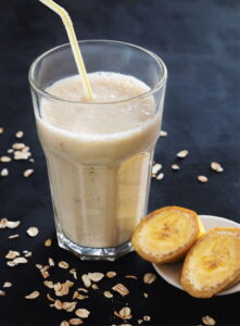 Bananen smoothie havermout maken - Elena Ieya, Unsplash