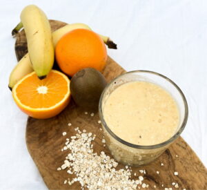 Recept bananen smoothie maken met havermout, fruit: kiwi, sinaasappel en mango 