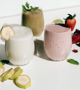 Bananen smoothie aardbeien en kiwi shake - Alleksana, Pexels 