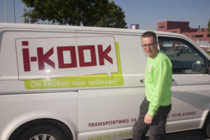 Select Monteur bij z'n bus voor het plaatsen van een nieuwe I-KOOK keuken