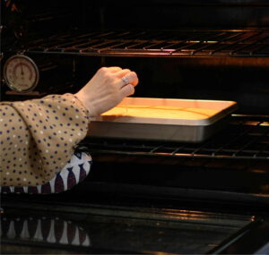Bananenbrood in de oven gaar? Testen met satéprikker - Kamila Bairam Bananenbrood in de oven gaar? Testen met satéprikker - Kamila Bairam