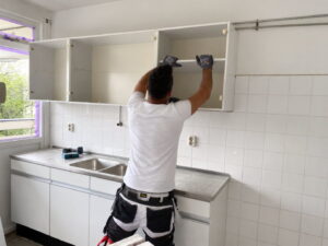1 - Oude keuken demonteren 2 - klussen 3 - nieuwe keuken plaatsen