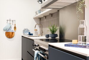 Wit composiet werkblad in blauwe keuken Wit composiet werkblad in blauwe keuken