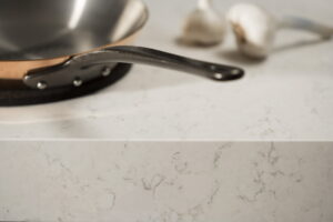 Composiet marmerlook keukenblad Evora Qstone Rhino Frosty Snow