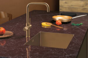 Bordeaux rood marmerlook keukenblad composiet Evora Qstone Sakura Bordeaux rood marmerlook keukenblad composiet Evora Qstone Sakura