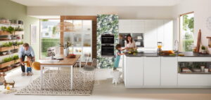 Witte modern klassieke keuken met schiereiland, Nobilia