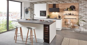 Witte modern klassieke keuken met spoeleiland en wijnkoelkast