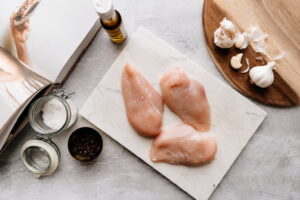 Broodje hete kip maken met 3 kipfilets voor pulled chicken - Alleksana, Pexels Broodje hete kip maken met 3 kipfilets voor pulled chicken - Alleksana, Pexels