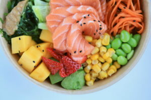 Poke bowl avocado, zalm, mango, komkommer en edamame - Valeria Boltneva, Pexels