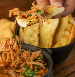 Hete kip pulled chicken als dip op geroosterd knoflookbrood - Augusto Cesar Martins, Pexels Hete kip pulled chicken als dip op geroosterd knoflookbrood - Augusto Cesar Martins, Pexels
