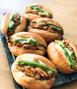 Recept broodje hete kip met komkommer, sambal, knoflook en ui Recept broodje hete kip met komkommer, sambal, knoflook en ui