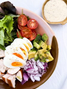 Recept gerookte kip salade met avocado, eieren, komkommer, uien, gemengde sla en honingmosterd dressing - Poké bowl gerookte kip avocado, eventueel met rijst