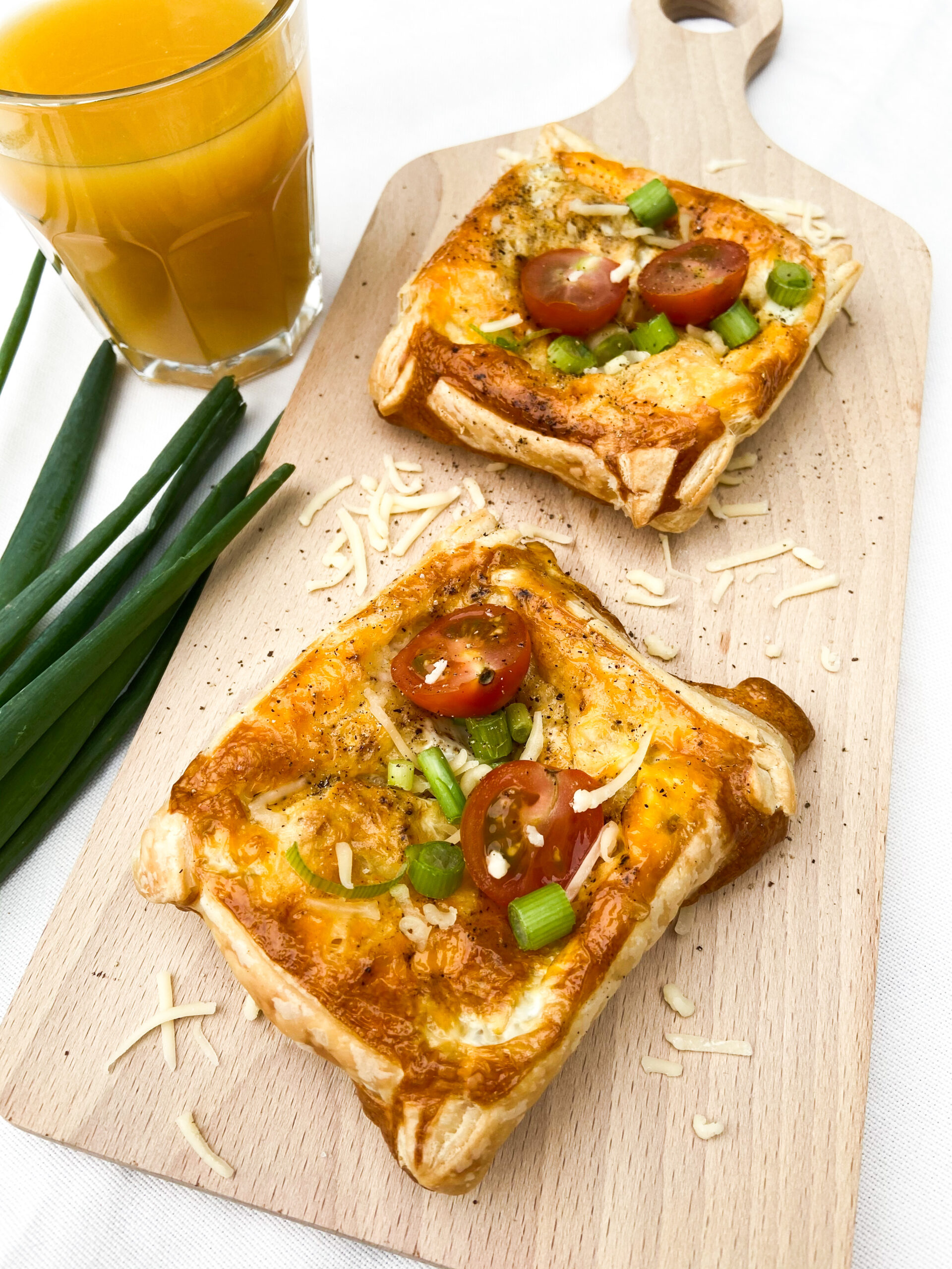 Recept bladerdeeghapjes met ei, kaas en tomaat - heerlijke hartige bladerdeeghapjes voor bij de lunch of borrel