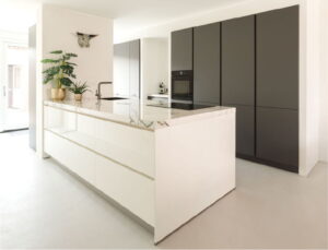 Wit hoogglans design keuken met kookeiland, keramisch wit marmerlook aanrechtblad en mat grijze hoge kastenwand - Binnenkijker trotse I-KOOK klant, Oss
