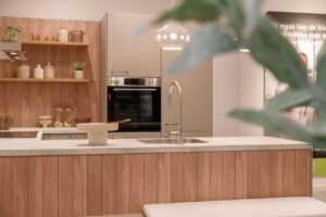 Japandi lichte keuken met spoeleiland en bankje Japandi lichte keuken met spoeleiland en bankje