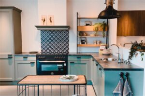 Nostalgisch tegeldecor wandpaneel achter het inductie fornuis in een landelijke keuken
