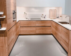 Foto: Kleine U-keuken met houten frontjes Kleine U-keuken met houten frontjes