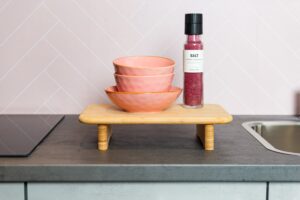 Roze tegels keuken achterwand (visgraat) op kunststof wandpaneel in een landelijke keuken