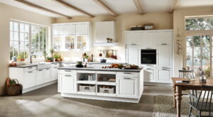 Foto: Witte L-keuken en werkeiland met landelijke keuken accessoires – Nobilia Sylt Landelijke keuken accessoires, Witte L-keuken met werkeiland, Nobilia Sylt 847
