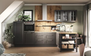 Foto: Landelijke L-keuken met keukenkastjes met glasdeurtjes, keukenrek en open kastvakken – Häcker Malaga Landelijke L-keuken met keukenkastjes met glasdeurtjes, keukenrek en open kastvakken, Häcker Malaga