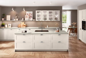 Modern landelijke keuken met kookeiland in de kleur mat zand Modern landelijke keuken met kookeiland in de kleur mat zand