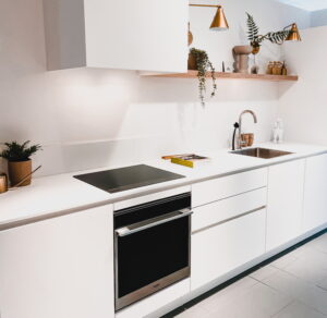 Witte kleine keuken, wandplank, kleine spoelbak RVS Witte kleine keuken, wandplank, kleine spoelbak RVS