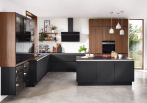 Foto: Greeploze keuken met eiland - Nobilia Riva zwarte keuken met notenhout Zwarte keuken met eiland, Nobilia Riva 840