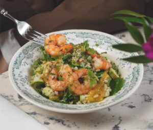 Couscous salade met garnalen, avocado en peterselie - Nadin Sh, Pexels
