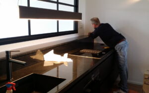 Plaatsing van zwart granieten keuken werkblad en vensterbank door keukenmonteur René