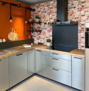 Foto: Industriële keuken met RVS kastdeurtjes & houten aanrechtblad Industriële keuken met RVS kastdeurtjes & houten aanrechtblad