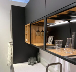 LED lichtlijst en opbouw LED spots onder bovenkastjes