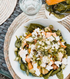 Recept Muhammara couscous salade met feta, kip, avocado, mango en baby spinazie