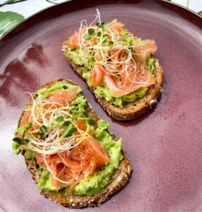 Gezond & lekker recept broodje avocado zalm en kiemgroenten Gezond & lekker recept broodje avocado zalm en kiemgroenten