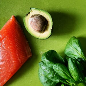 Ingredienten: Gerookte zalm avocado & bladgroente (optioneel) - Rufina Rusakova, Pexels Ingredienten: Gerookte zalm avocado & bladgroente (optioneel) - Rufina Rusakova, Pexels